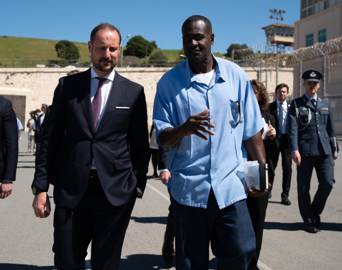 Kronprins Haakon møtte både ansatte og innsatte på San Quentin. Foto: Anders Tvegård, NRK